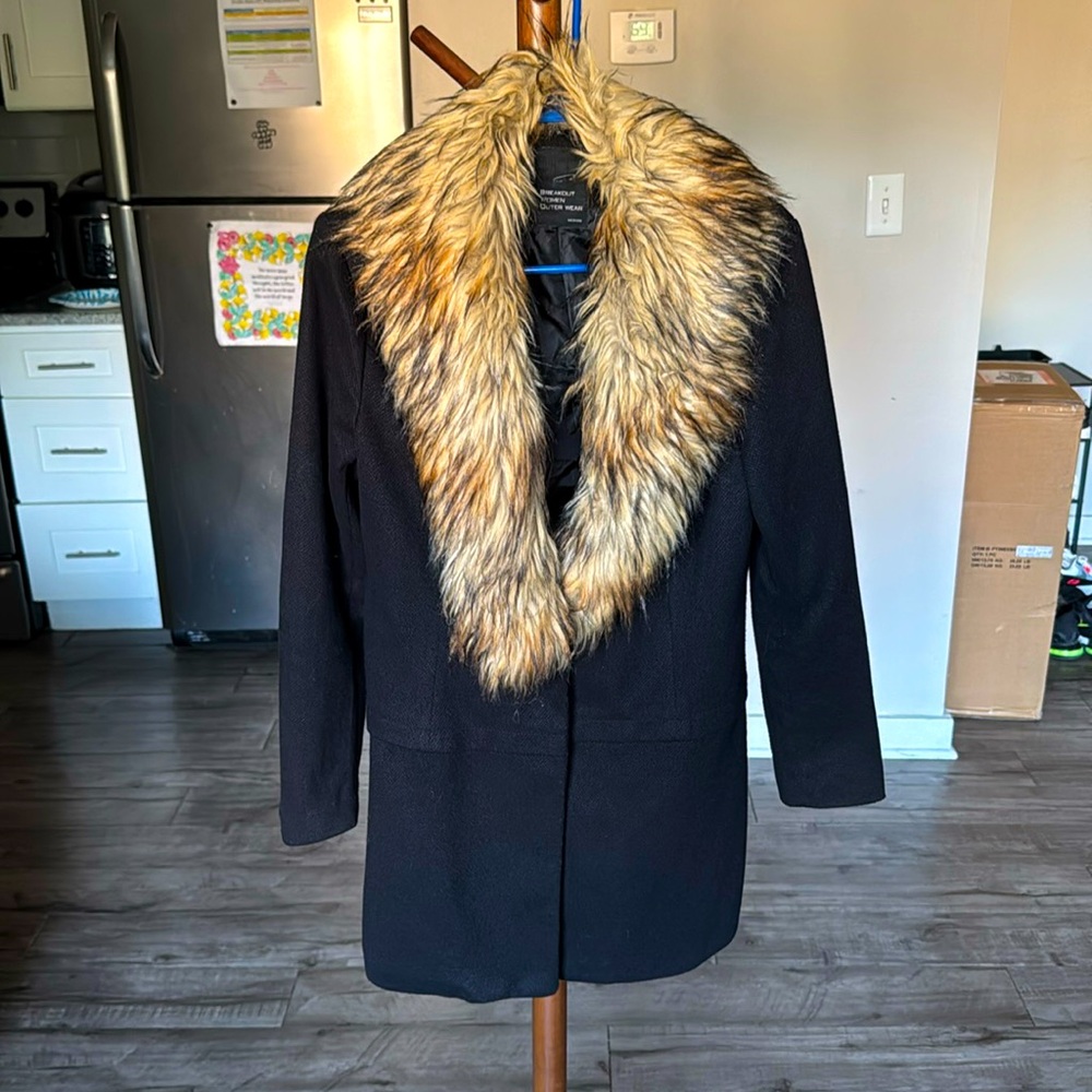 Stunning black coat with faux fur